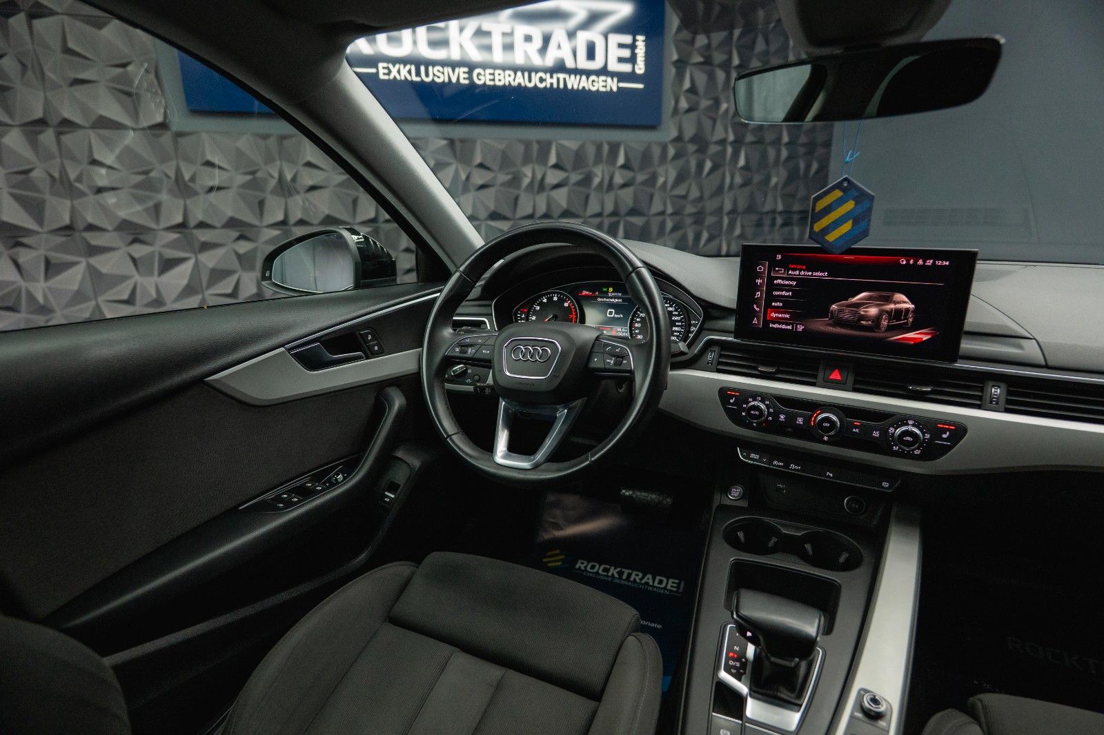 Fahrzeugabbildung Audi A4 Lim. 40 TFSI advanced Sport *DAB*LED*ACC*