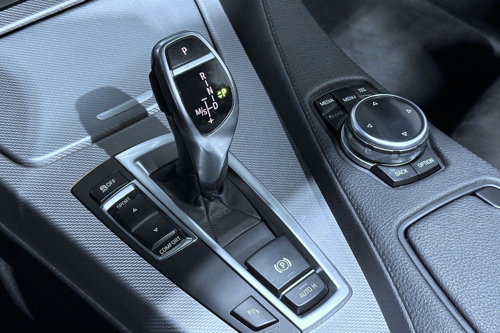 Fahrzeugabbildung BMW 650i Cabrio | M-Paket | Harman-Kardon