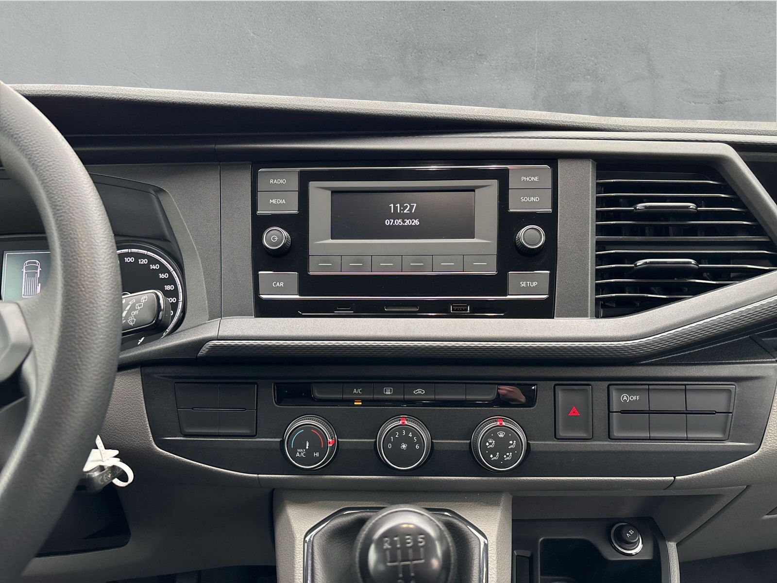 Fahrzeugabbildung Volkswagen T6.1 Transporter Kombi 2.0 TDI AHK PDC 8-Sitzer
