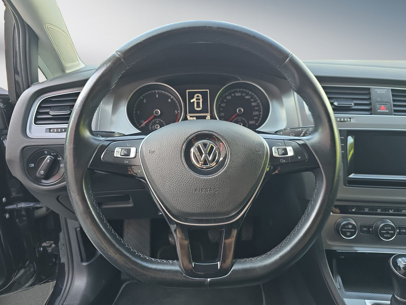 Fahrzeugabbildung Volkswagen Golf VII Trendline BMT/AHK/PDC/KLiMA/SZH