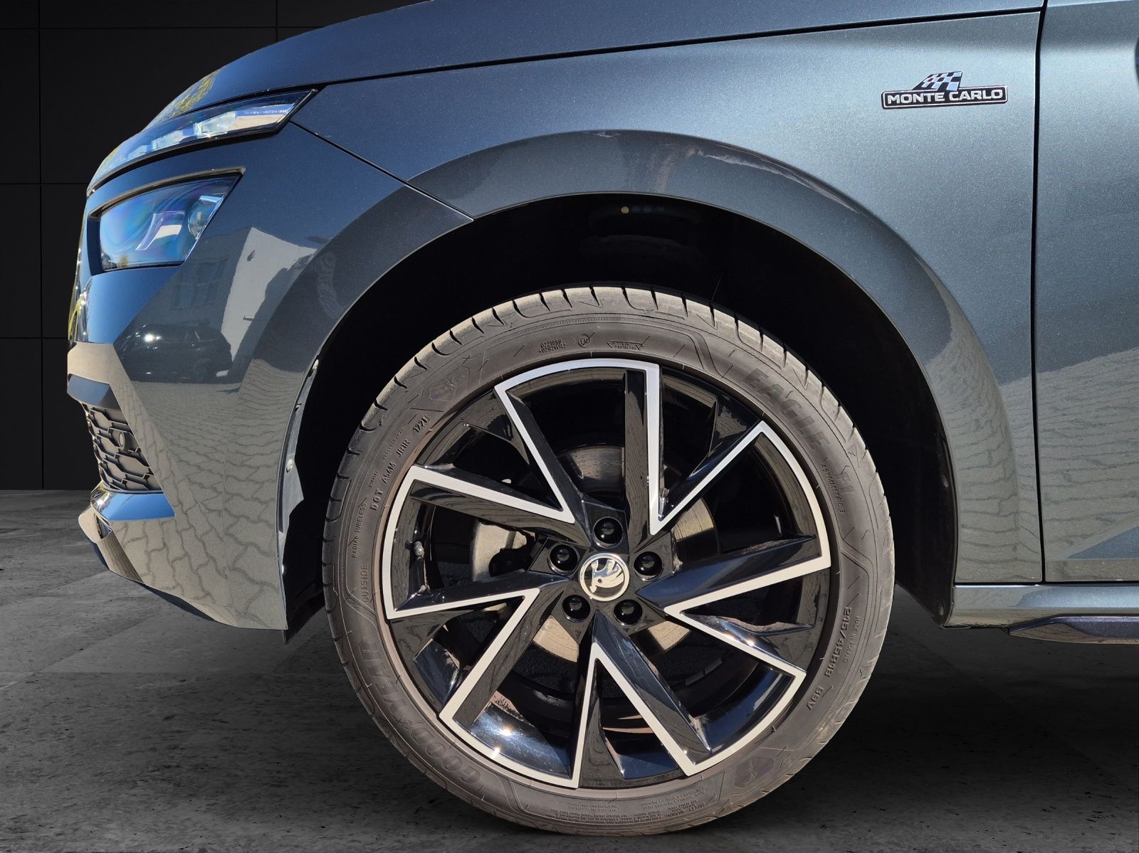 Fahrzeugabbildung SKODA Kamiq TSI Monte Carlo LED Navi Pano AID RFK SH b