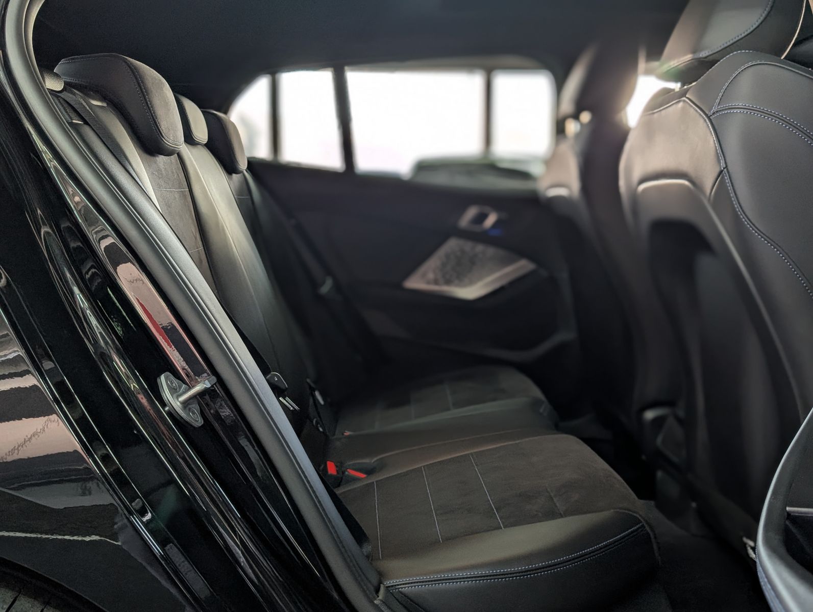 Fahrzeugabbildung BMW 118 d M Sport SHADOW PANO KAM LEDER APP LED 18"