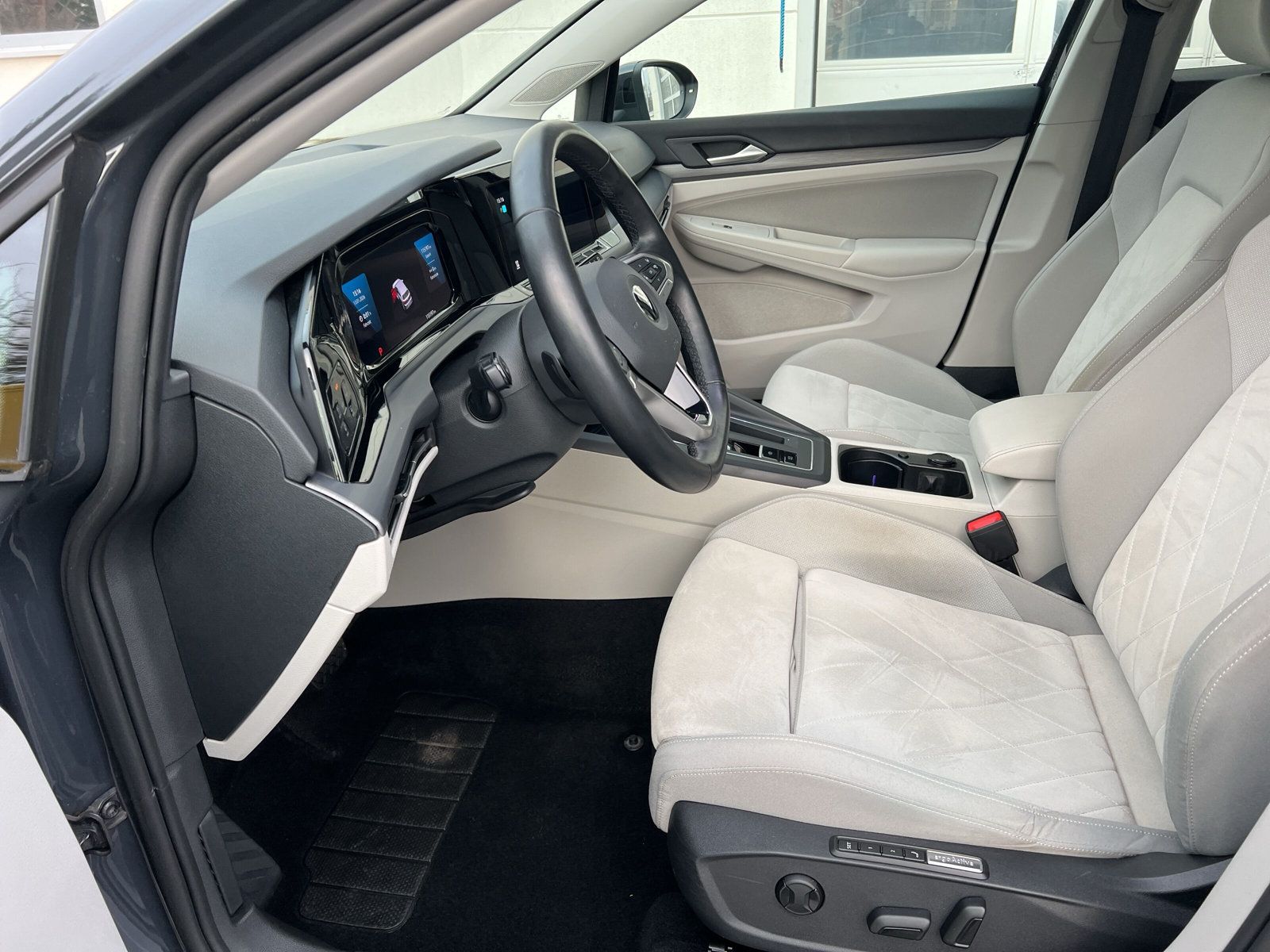 Fahrzeugabbildung Volkswagen Golf VIII 1.4  eHybrid Style MATRIX DCC NAVI