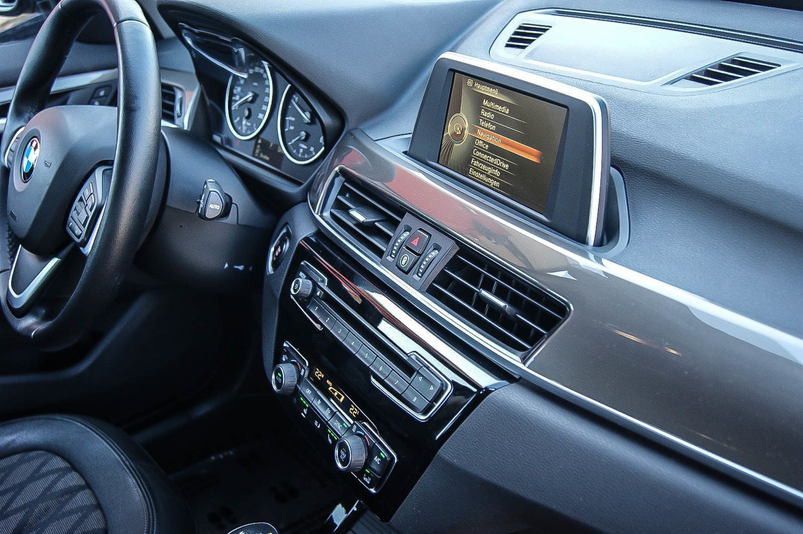 Fahrzeugabbildung BMW X1 xDrive18d xLine Aut. NAVI LED SIZHG TEMPOMAT