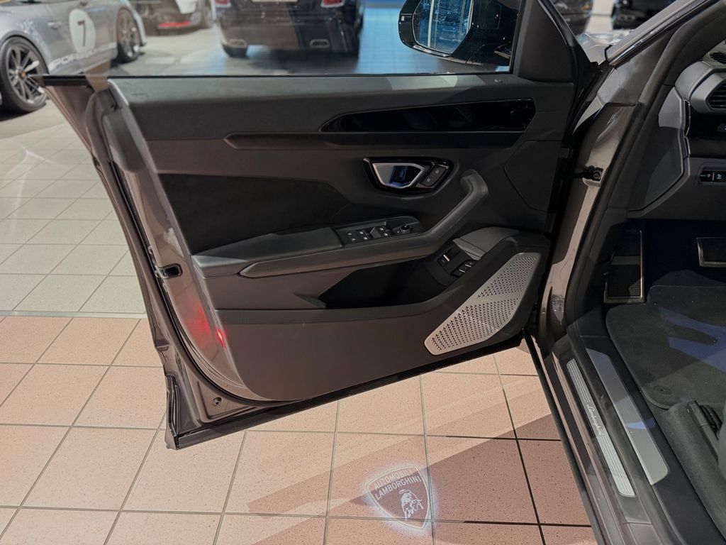 LAMBORGHINI Urus 2023