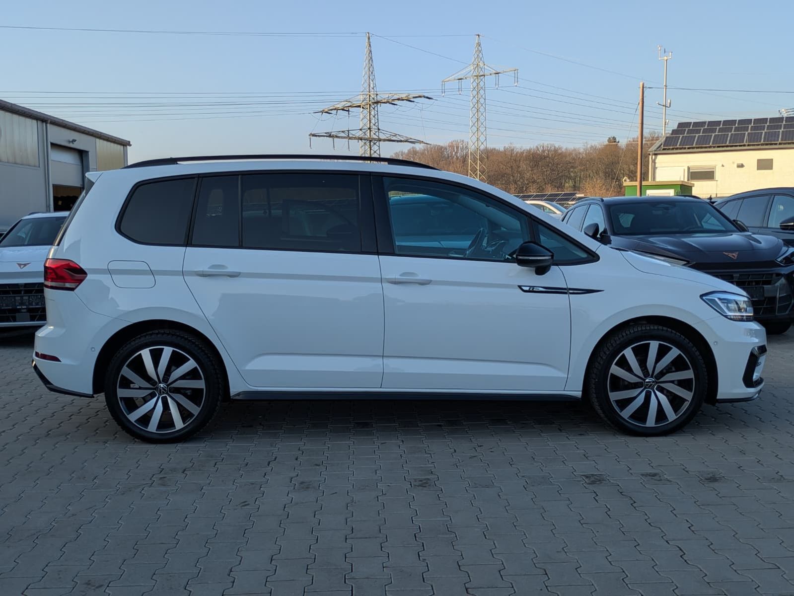 Fahrzeugabbildung Volkswagen Touran 2.0 DSG R-Line High BLACK Pano*7Si*IQ*AHK