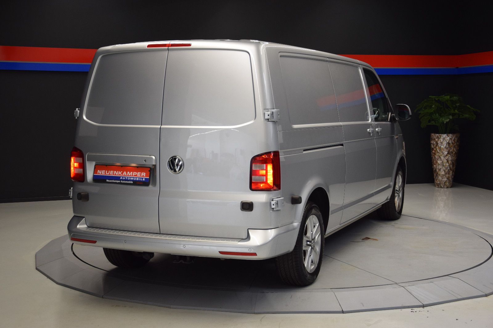 Fahrzeugabbildung Volkswagen T6 Transporter Kasten lang DSG 4Motion LED AHK