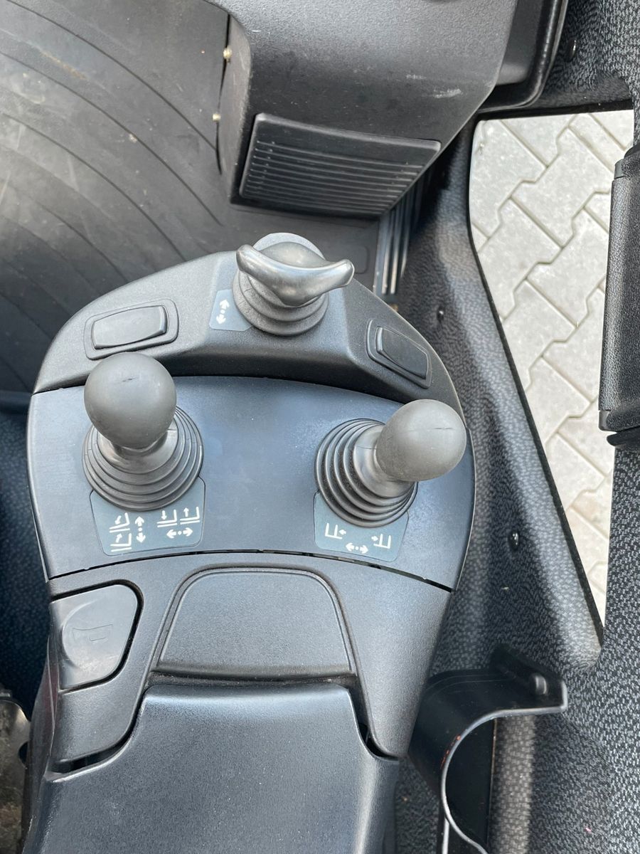 Fahrzeugabbildung Linde H20D-02/600 / Triplex 4,6m / 1.332h / Diesel