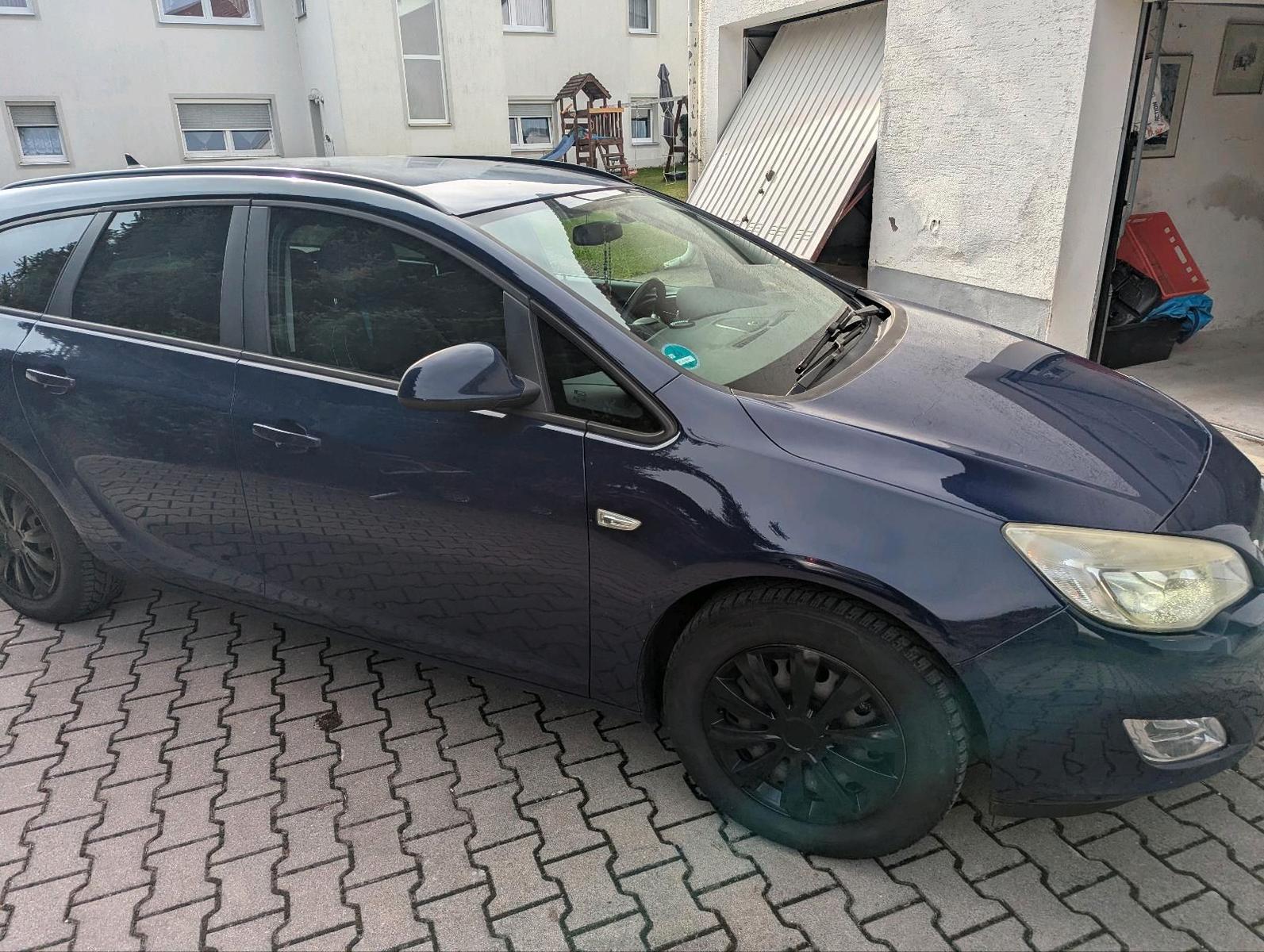 Opel Astra 2011 — rear view
