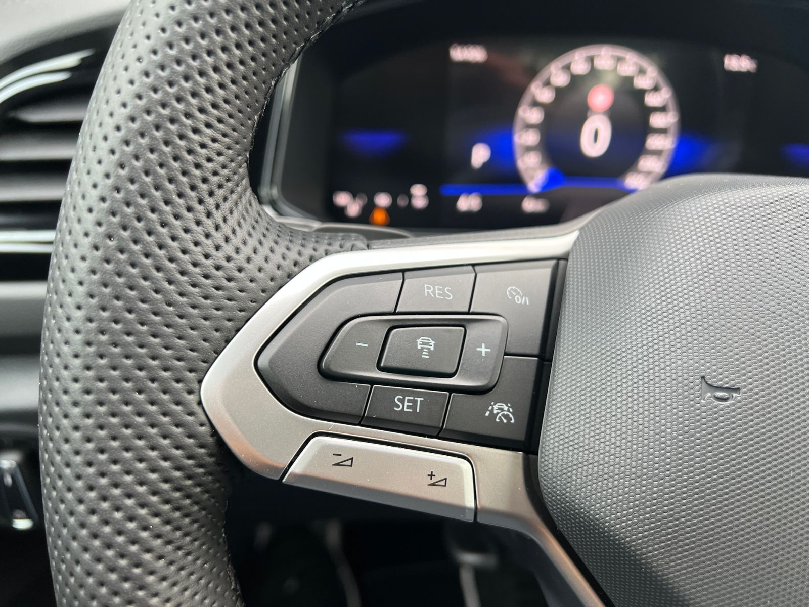 Fahrzeugabbildung Volkswagen T-Roc Cabriolet R-Line 1.5 TSI DSG *AHK,Black-St