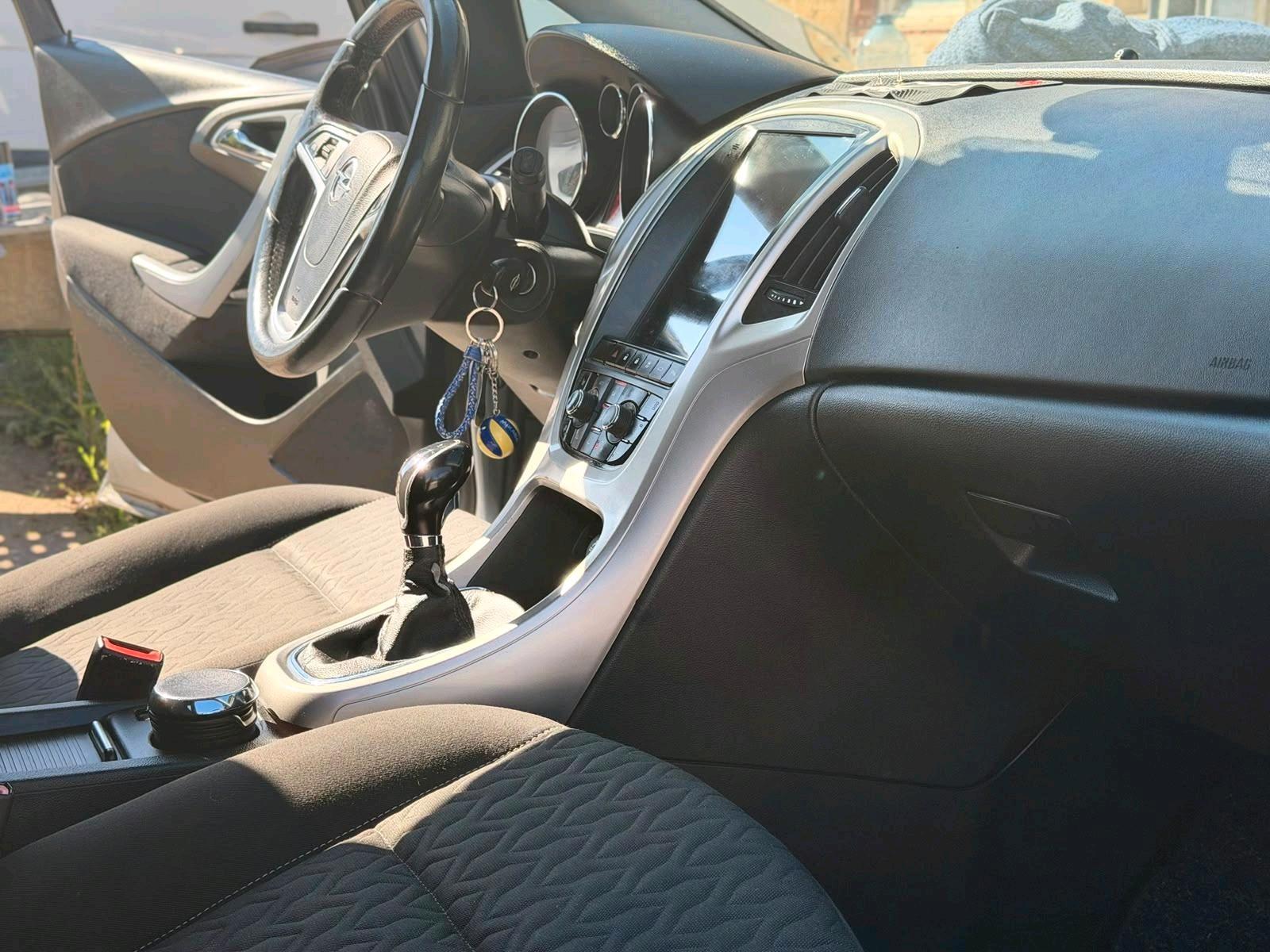 Opel Astra 2013 — photo 8
