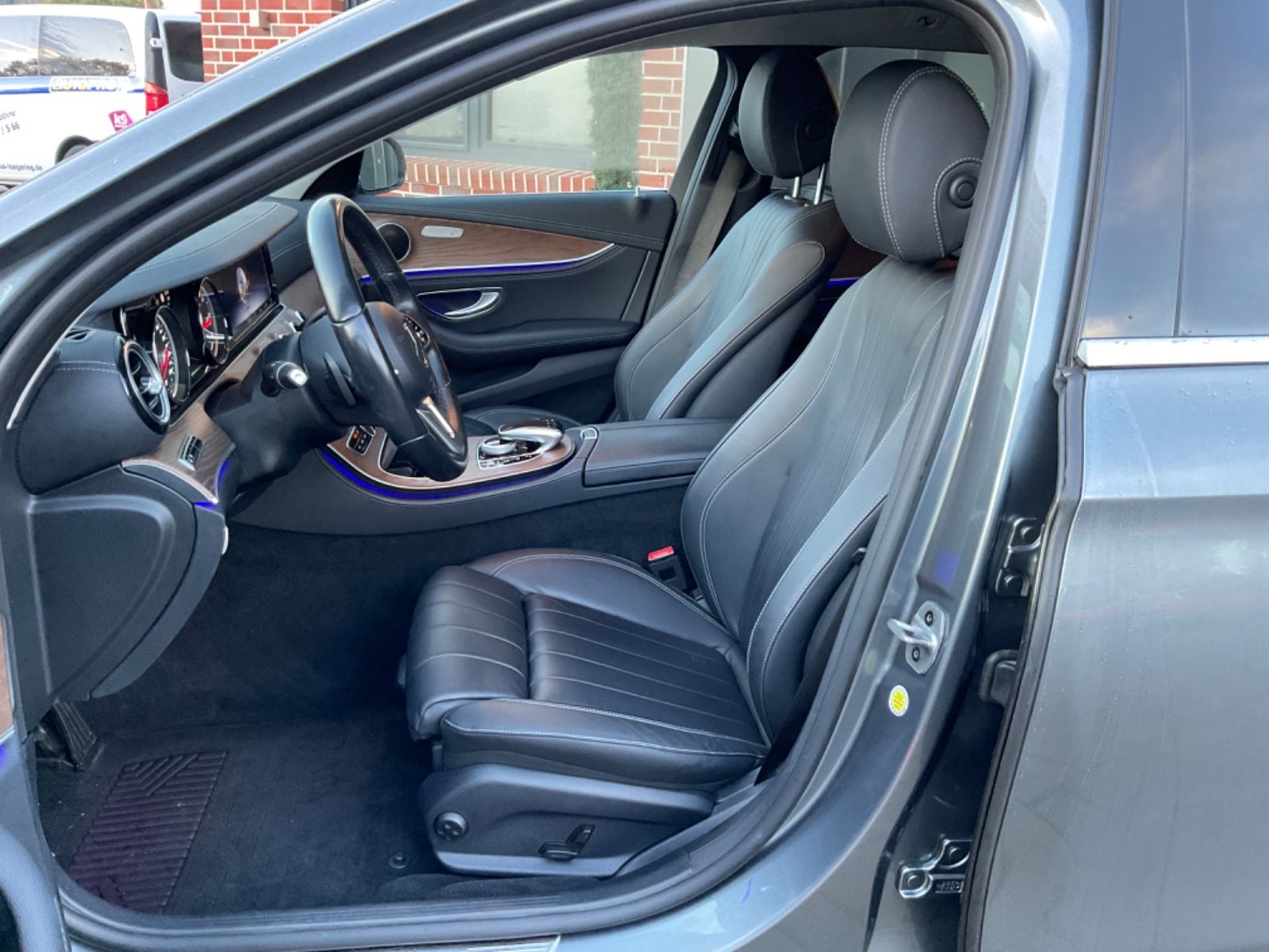 Fahrzeugabbildung Mercedes-Benz E 300 de T Autom,AMG,LED,Distronic,Kamera