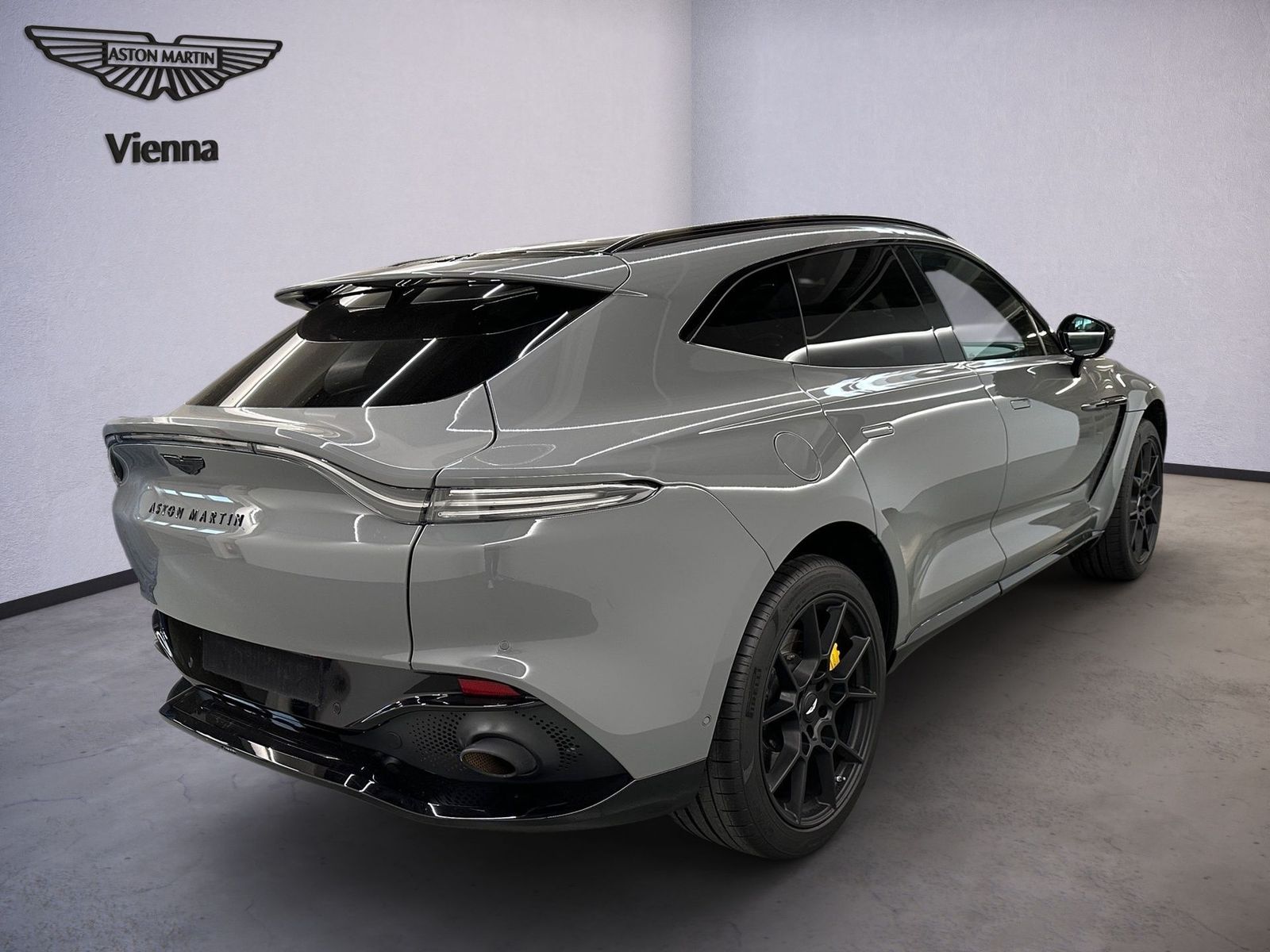 Aston Martin DBX V8 550 imagem 3