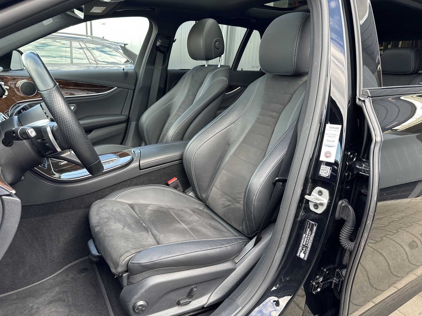 Fahrzeugabbildung Mercedes-Benz E 300e T AMG-Line NAV+LED+360°+PANO+WIDE+CARPLAY