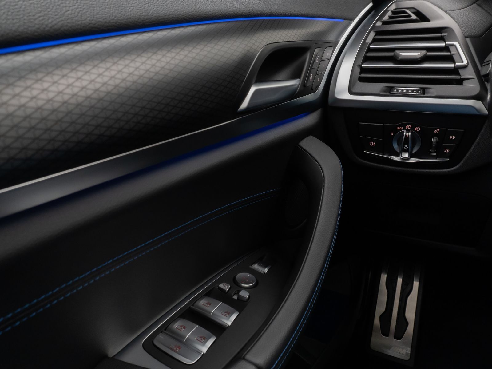 Fahrzeugabbildung BMW X3 M40i Panorama Laser 360°HUD DAB H/K Komfort