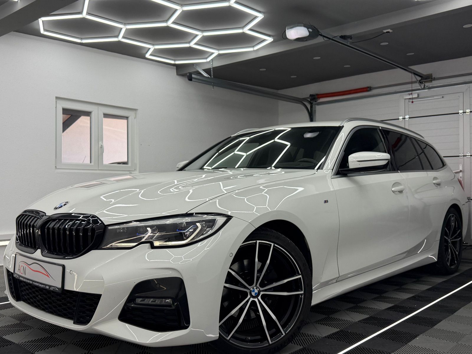 Fahrzeugabbildung BMW 320 d M SPORT/LIVE COCKPIT/MEMORY/HuD/AHK/LASER