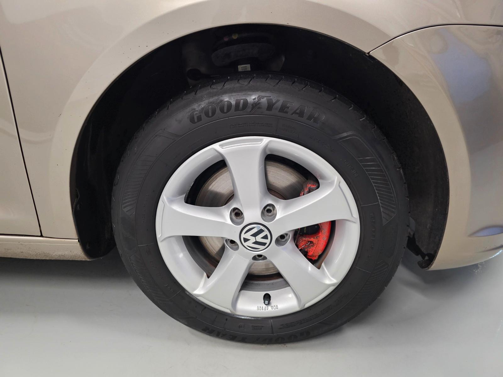 Volkswagen Touran 2013 — photo 19