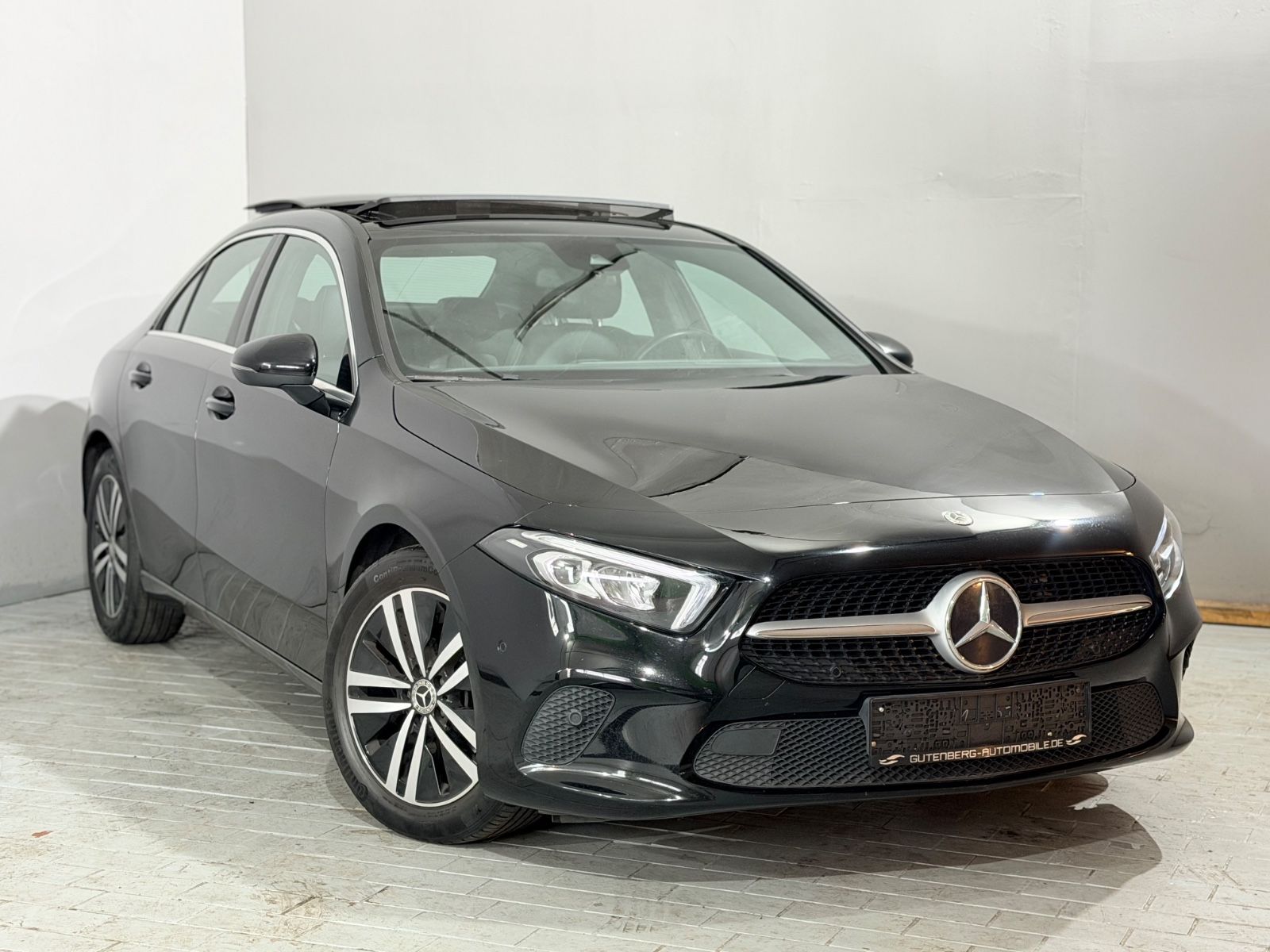 MERCEDES-BENZ A 180 Limousine Panorama Ambiente Leder 1.Hand