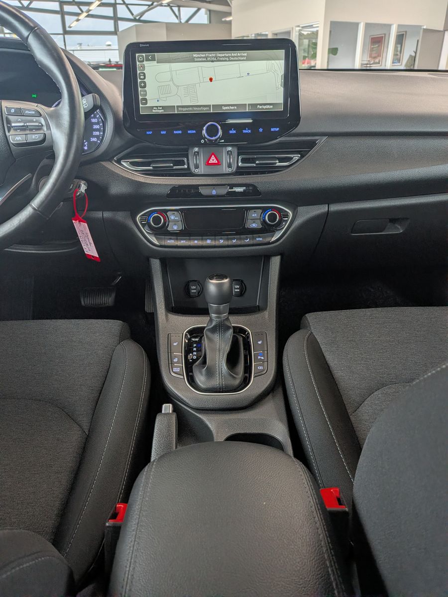 Fahrzeugabbildung Hyundai i30 1.5 T-GDI DCT Trend MHEV Cam Navi LED-Paket