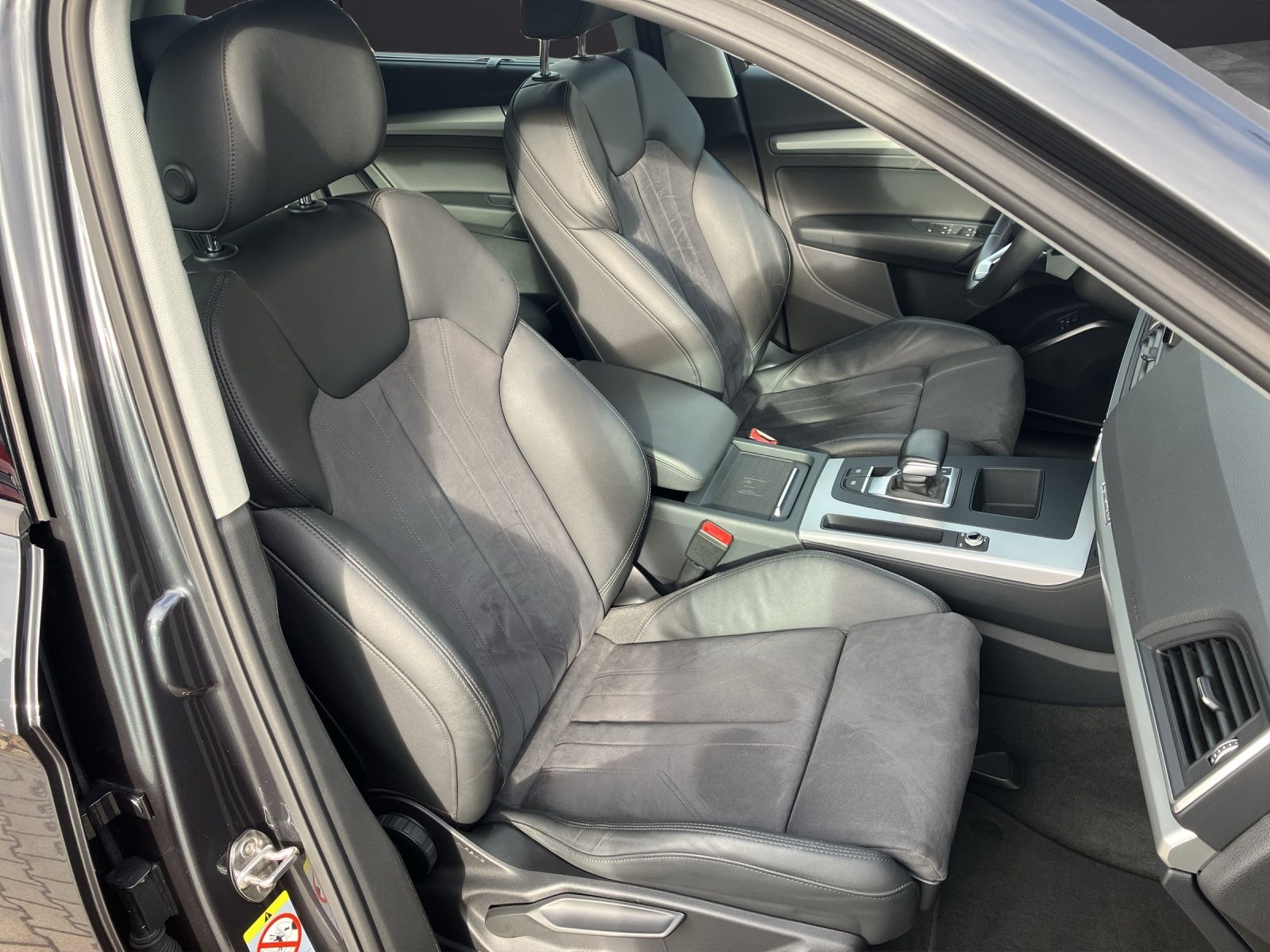 Fahrzeugabbildung Audi Q5 50 TFSI e quattro Matrix AHK RFK ACC SHZ