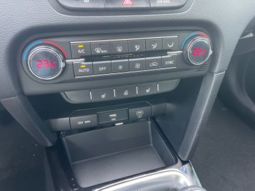 Fahrzeugabbildung Kia Ceed Vision Verkehrszeichenerk., Front-Koll-War.