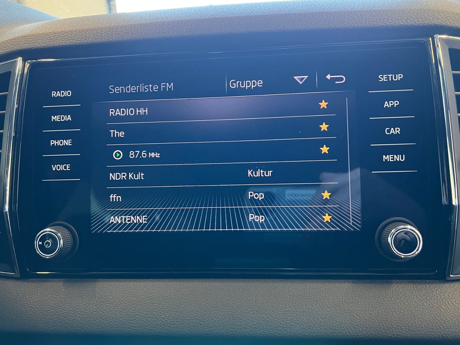 Fahrzeugabbildung SKODA Karoq Style 1.5 TSI DSG *AHK, LED, Kamera, LM'-1