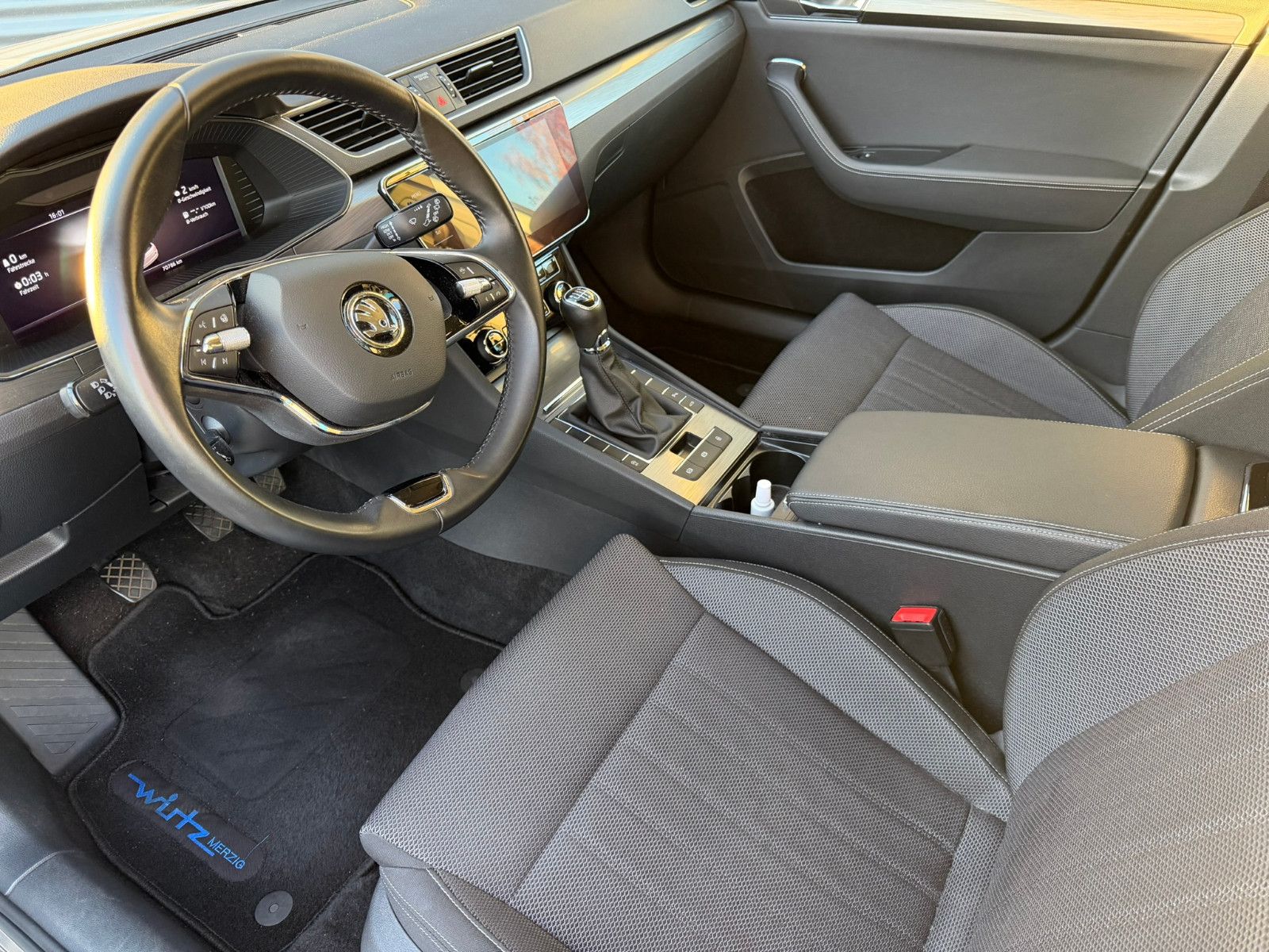 Fahrzeugabbildung SKODA Superb Combi Style SHZ Navi