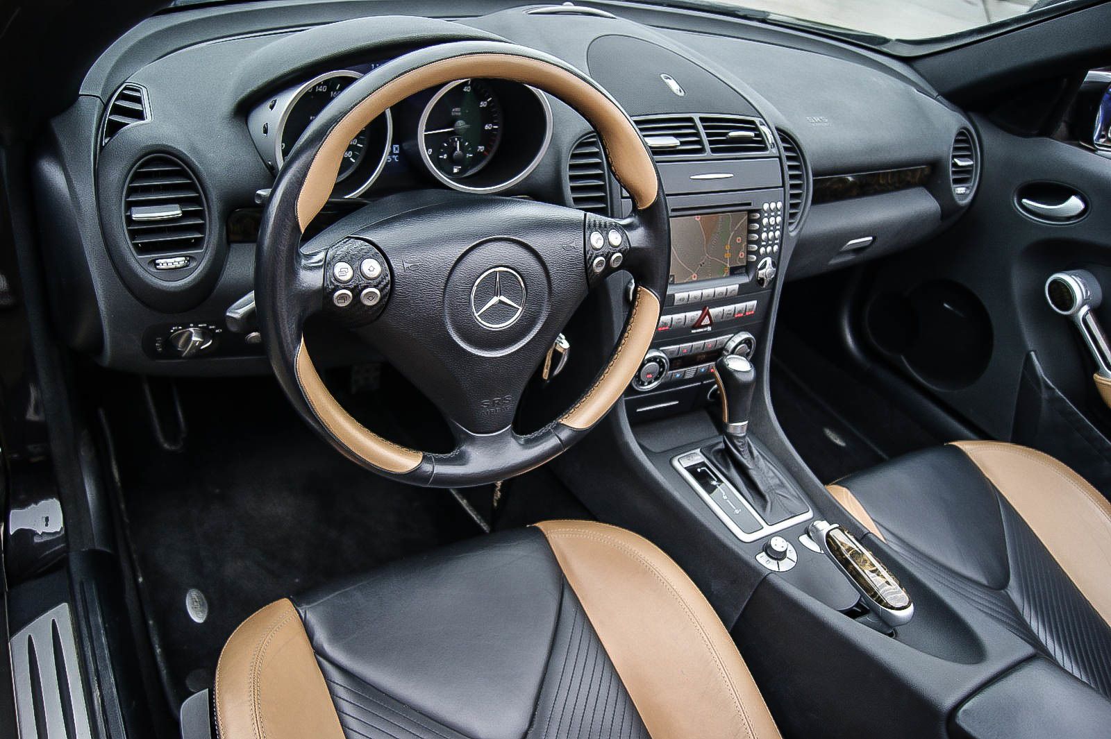Fahrzeugabbildung Mercedes-Benz SLK 200 K Aut. DESIGNO LEDER XENON NAVI AIRSCARF