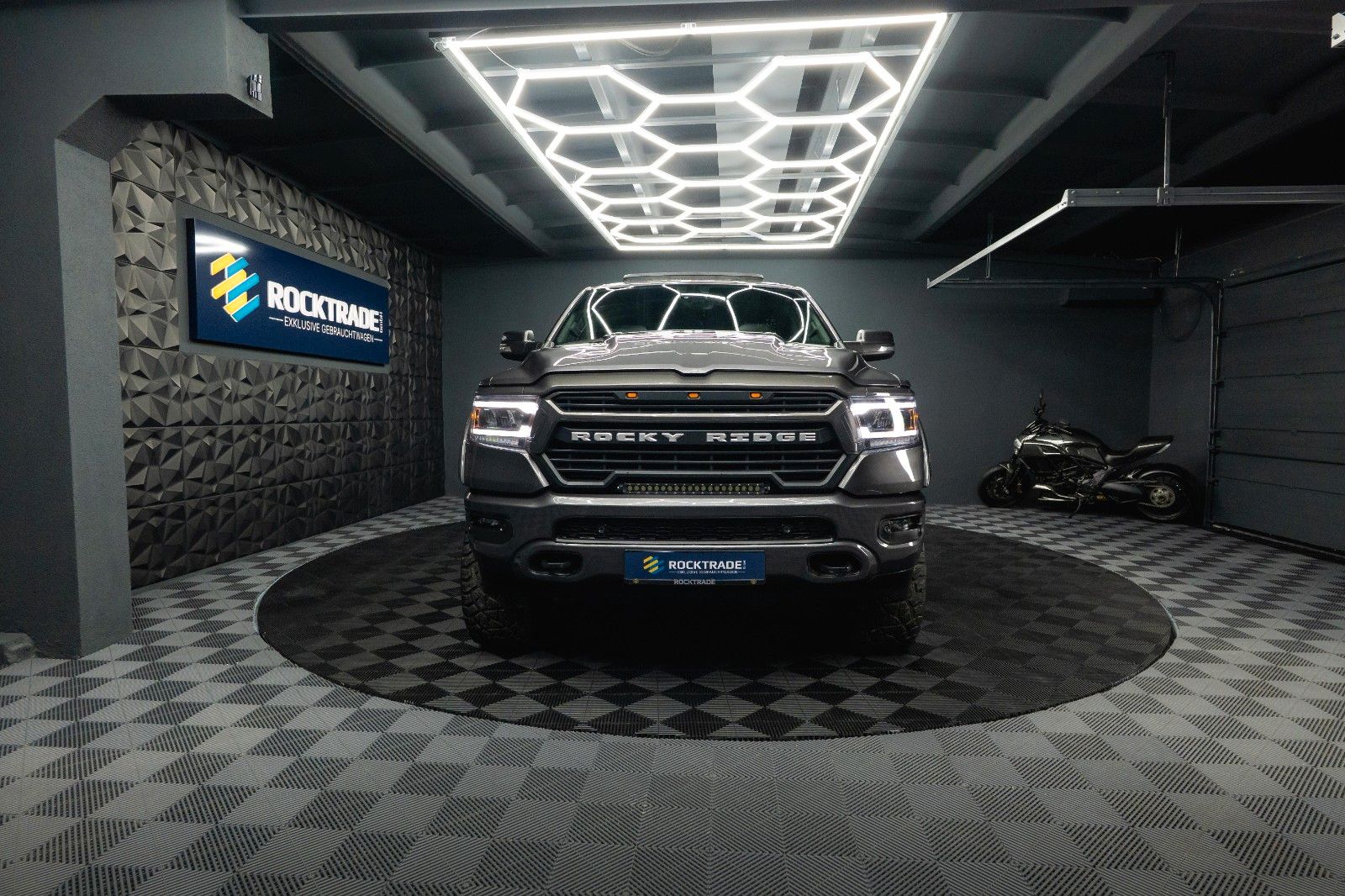 Fahrzeugabbildung Dodge RAM 5.7 V8 HEMI 4x4 ROCKY RIDGE OFFROAD Pano 19%