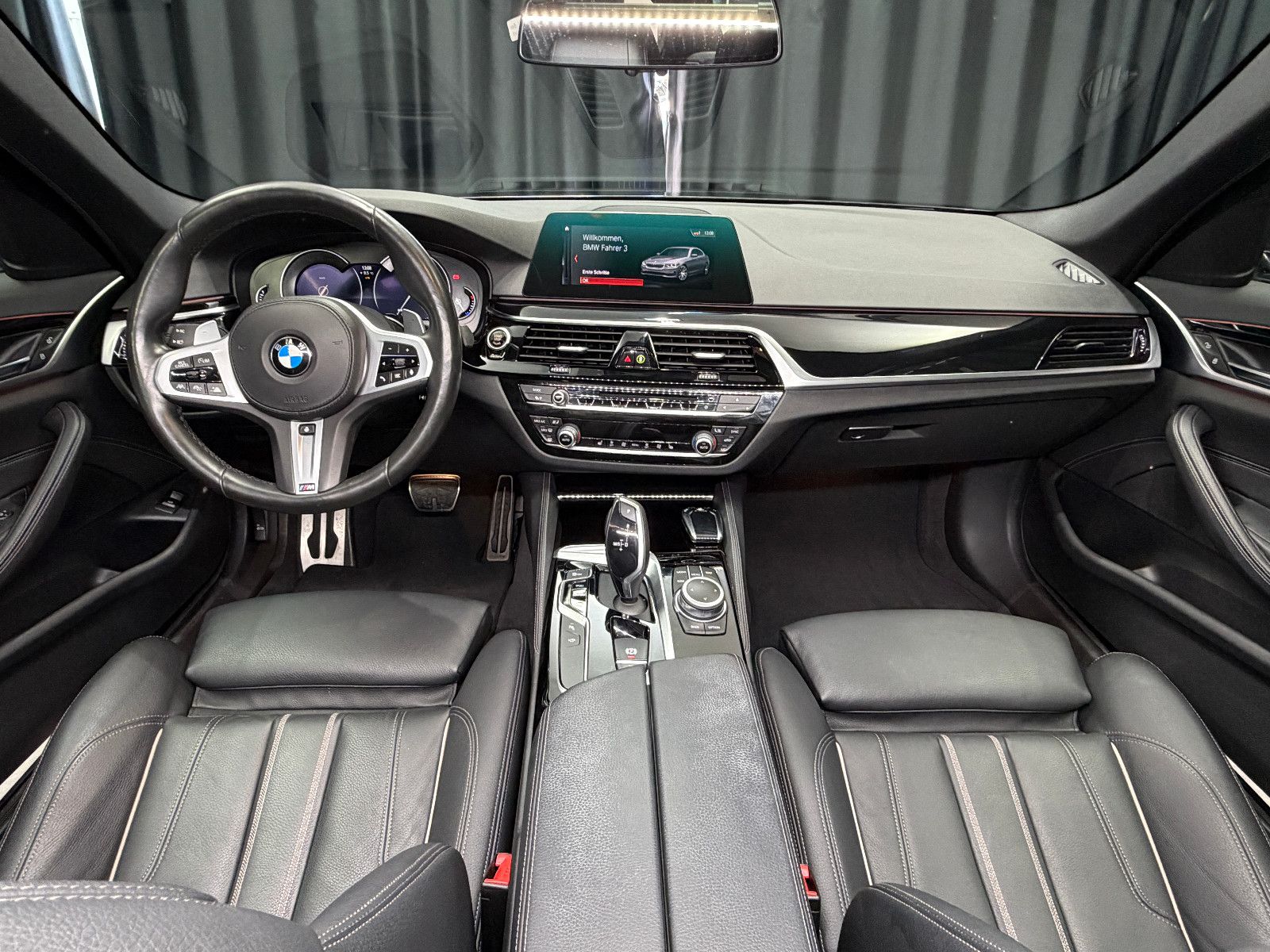 Fahrzeugabbildung BMW BMW 530i Lim xDrive M SPORT|HEAD-UP|360"|NAVI|
