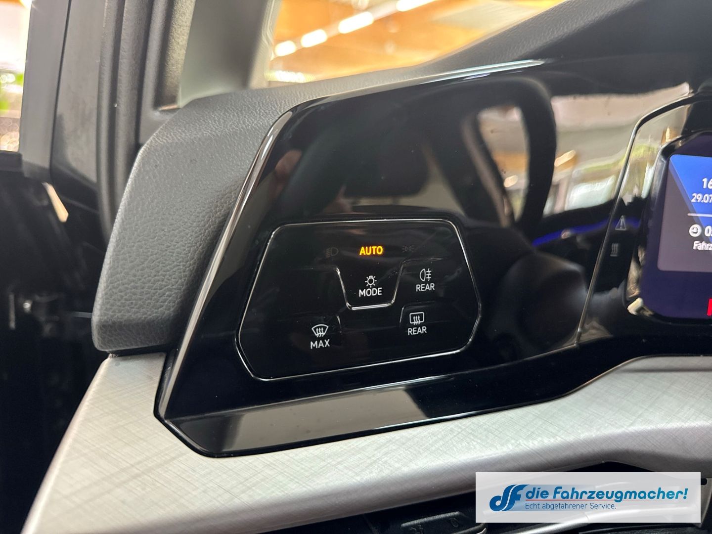 Fahrzeugabbildung Volkswagen Golf VIII Variant Life Navi Digitales Cockpit LE