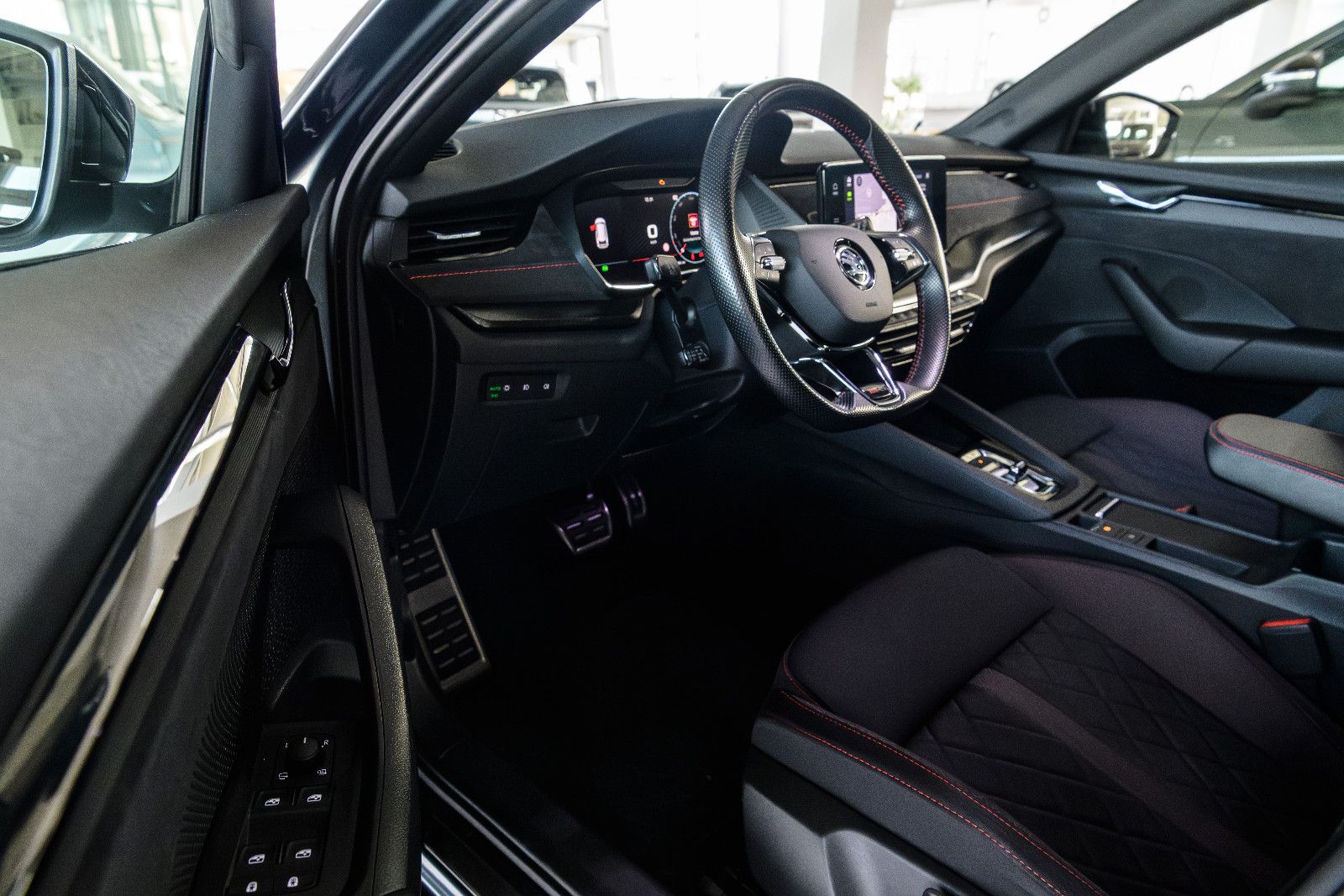 Fahrzeugabbildung SKODA Octavia 2.0 TSI DSG RS COMBI NAVI/ACC/AHK/SZH