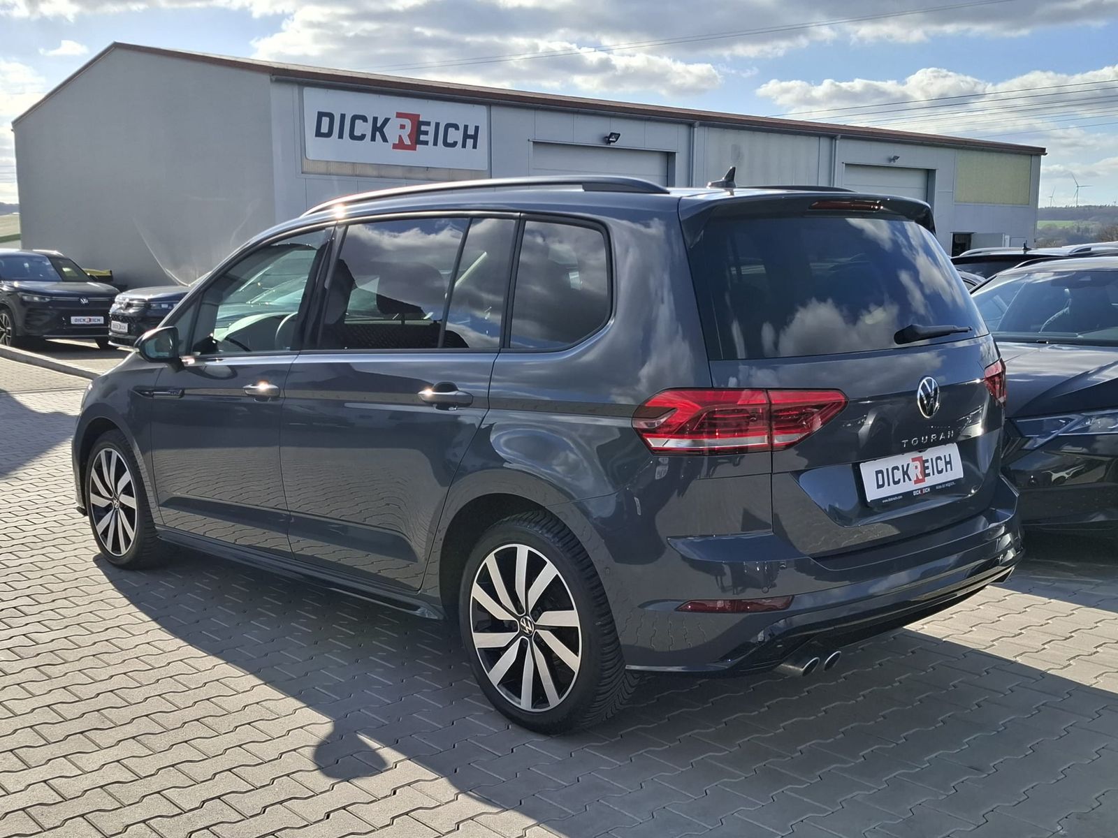Fahrzeugabbildung Volkswagen Touran 2.0 DSG R-Line High BLACK Pano 7Si IQ AHK