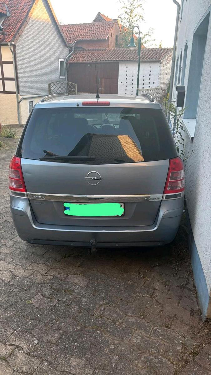 Opel Zafira 2011 — engine 110 HP (81kW)