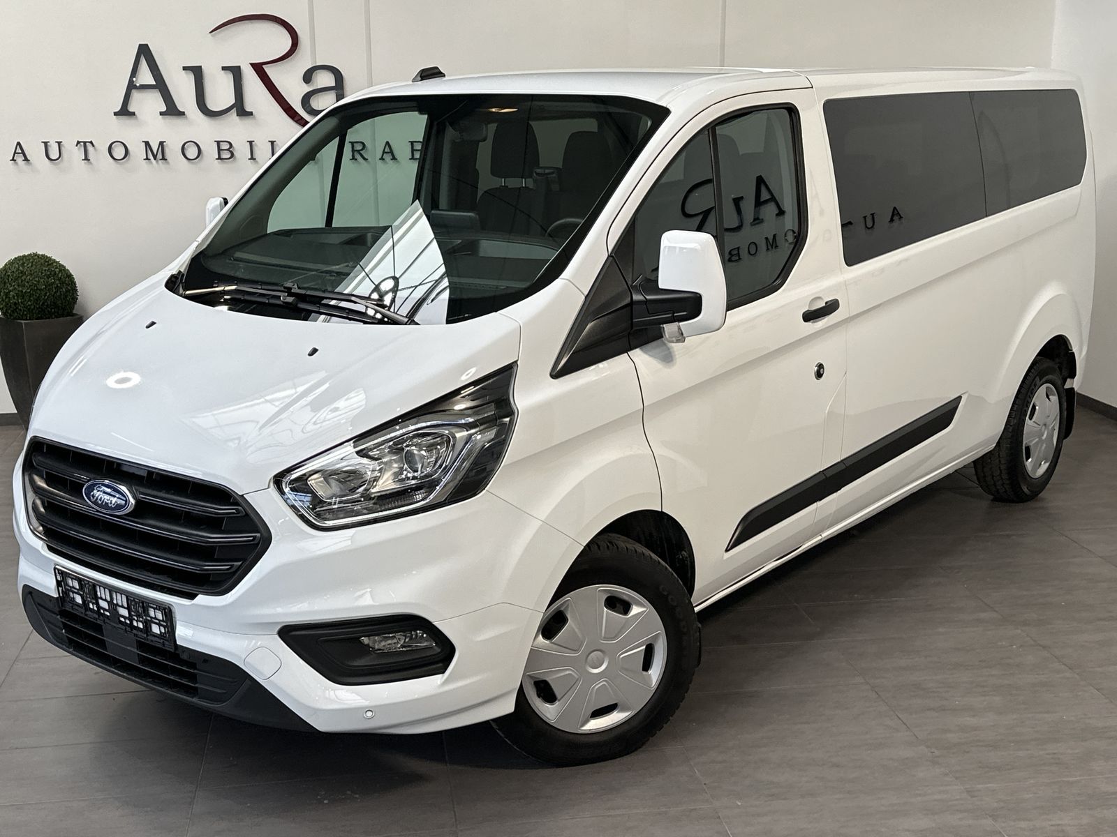Fahrzeugabbildung Ford Transit Custom 340 L2H1 9-Sitzer AHK+TEMPOMAT+PP