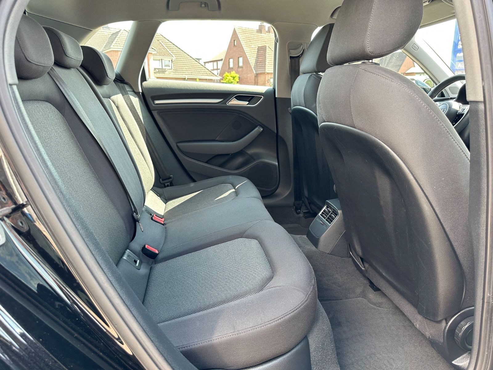 Fahrzeugabbildung Audi A3 2.0 TDI Sportback S line S tronic Navi/BiXeno