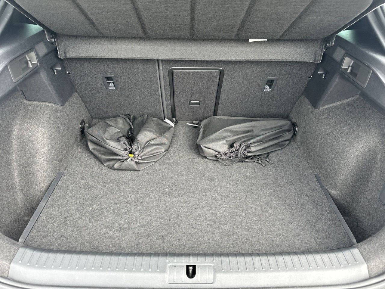 Fahrzeugabbildung CUPRA Formentor 1.5 TSI e-Hybrid 150 kW - mit KI generiert/bearbeitet