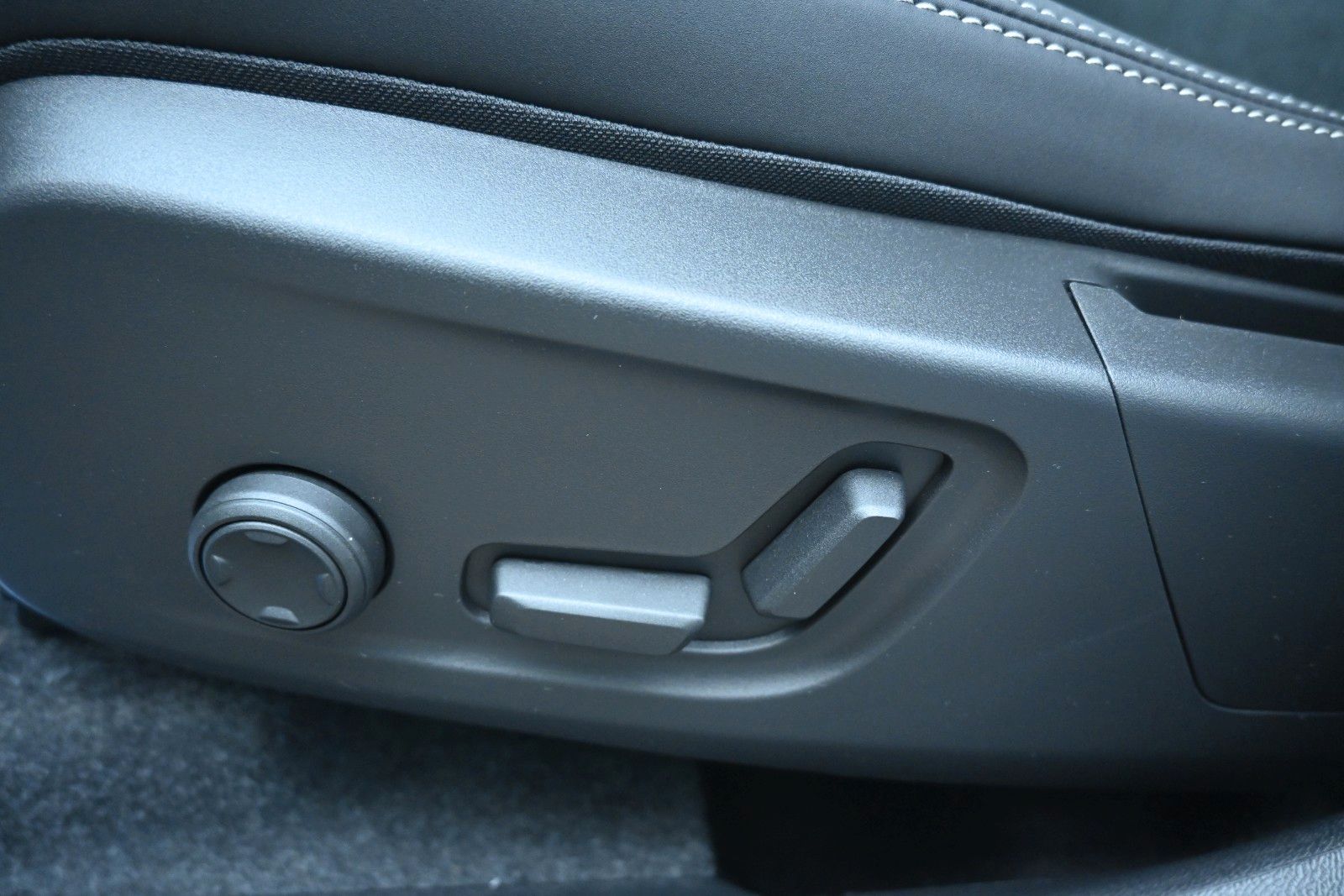 Fahrzeugabbildung Volvo XC40 B4 DKG Plus Black Edition*FSHZG*360°*ACC