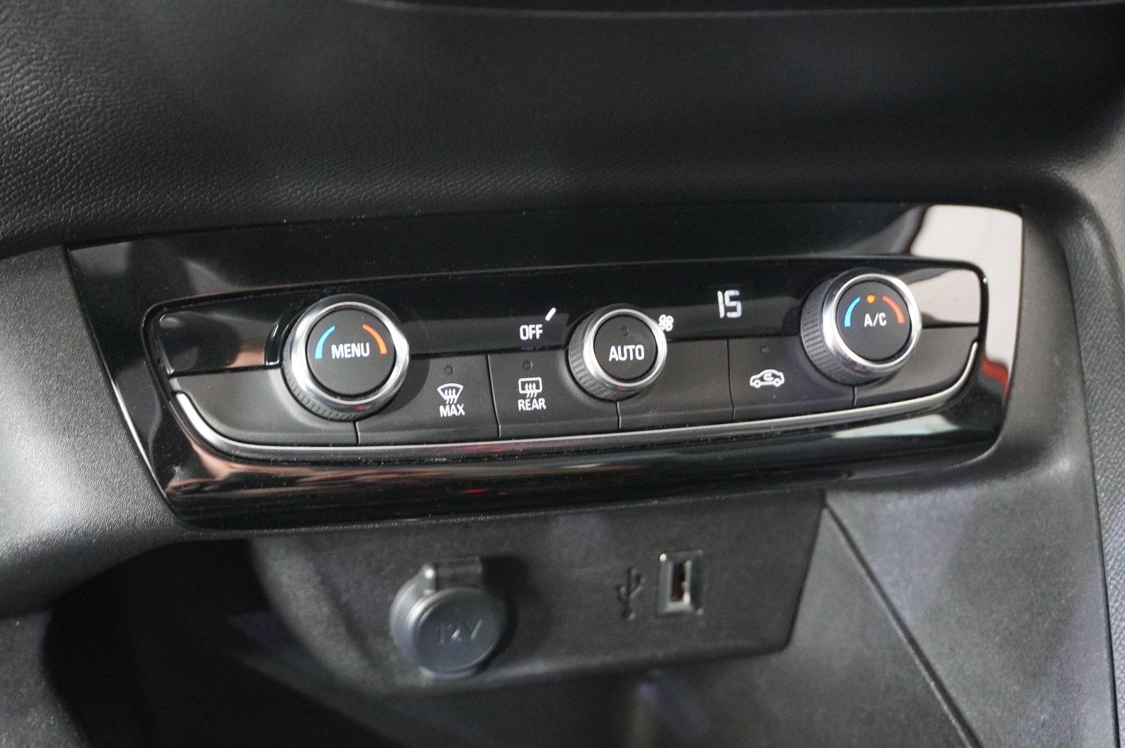 Fahrzeugabbildung Opel Corsa-e F EDITION 7KW NAVI/VIRT/DAB/TEMP/WÄRMEP