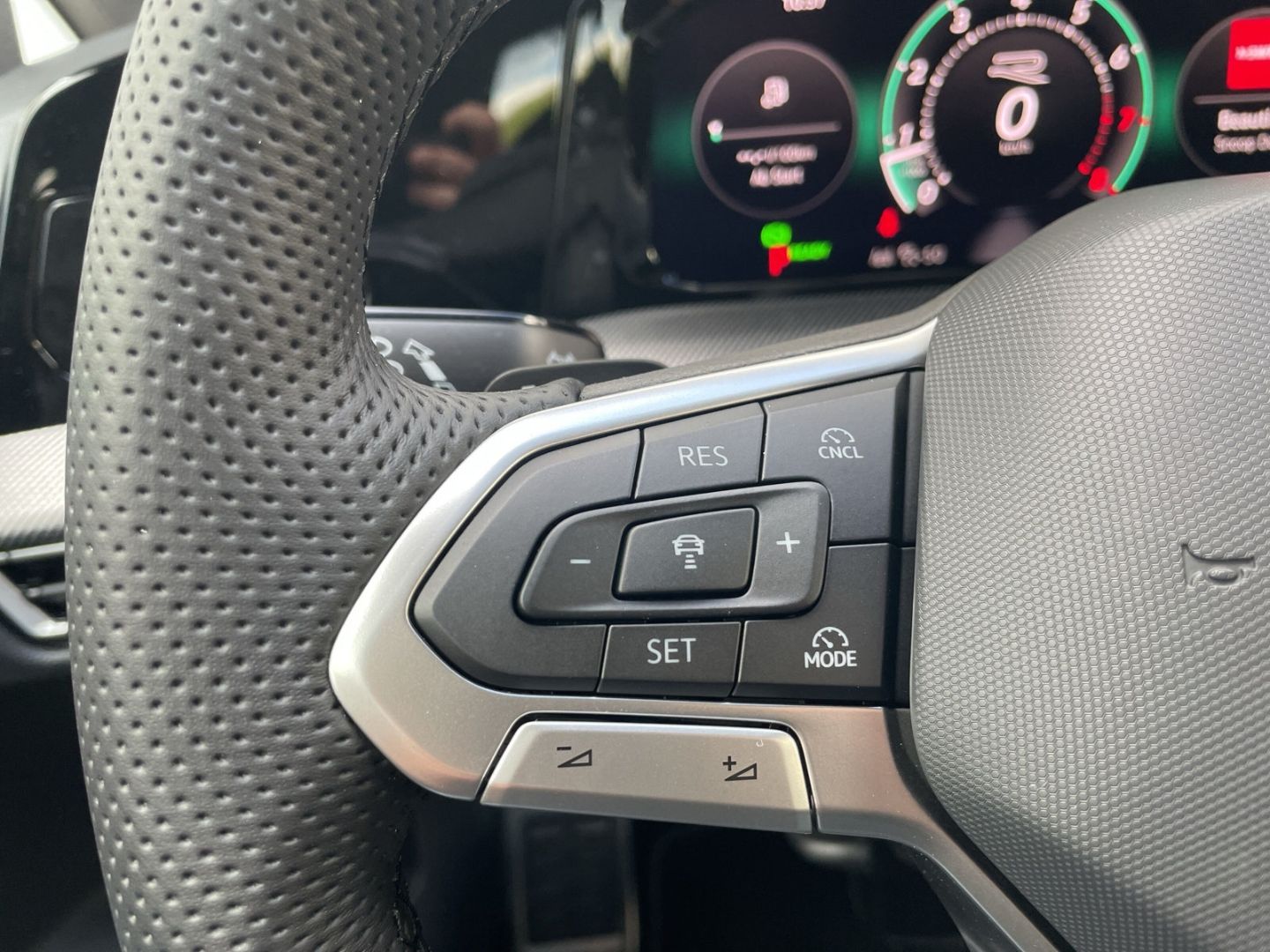 Golf VIII 1.5 eTSI DSG R-Line AHK/360°Kamera/HUD