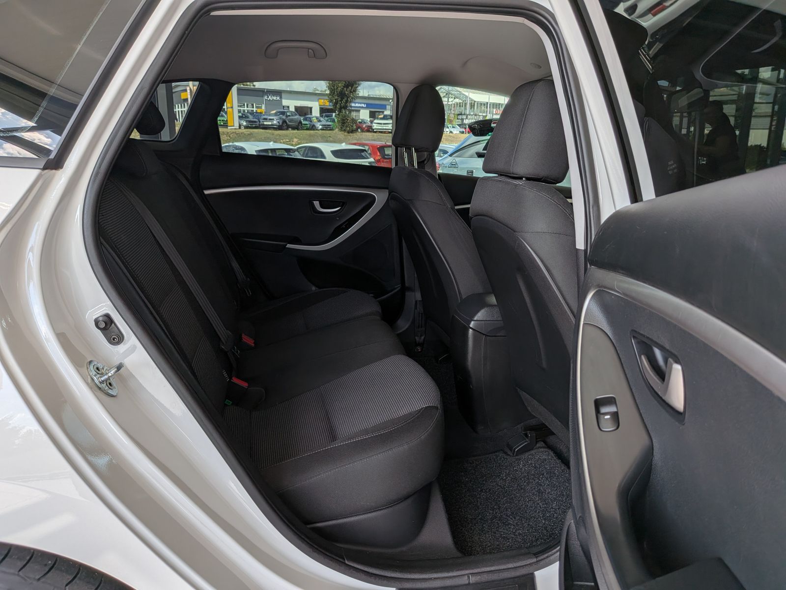 Fahrzeugabbildung Hyundai i30 1.6 Classic PDC Tempomat Bluetooth LHz SHz