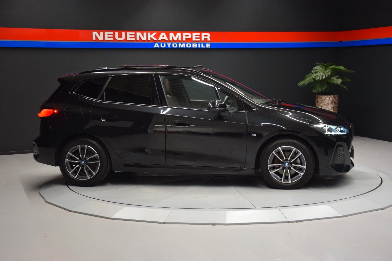 Fahrzeugabbildung BMW 218 i M Sport Leder Navi Pano. LED AHK DAB