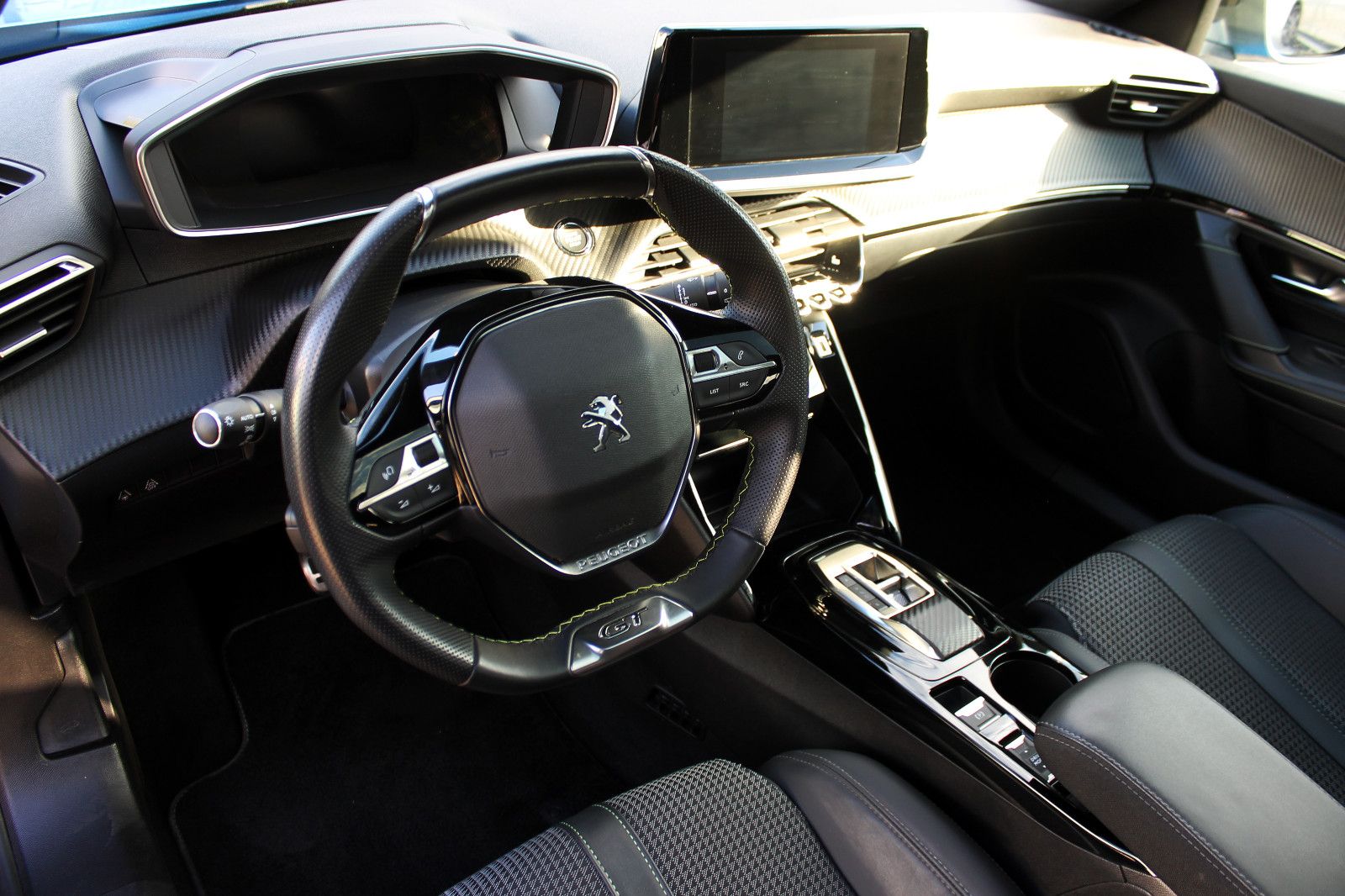Fahrzeugabbildung Peugeot 2008 e-GT 11kW OnBoard LED ACC KAM SHZ BT NAV