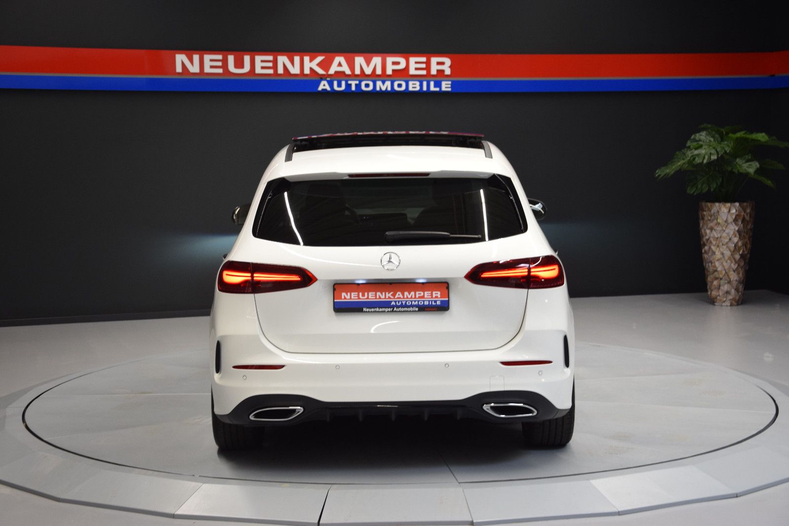 Fahrzeugabbildung Mercedes-Benz B 250 4Matic AMG Pano 360° Night ACC MBUX