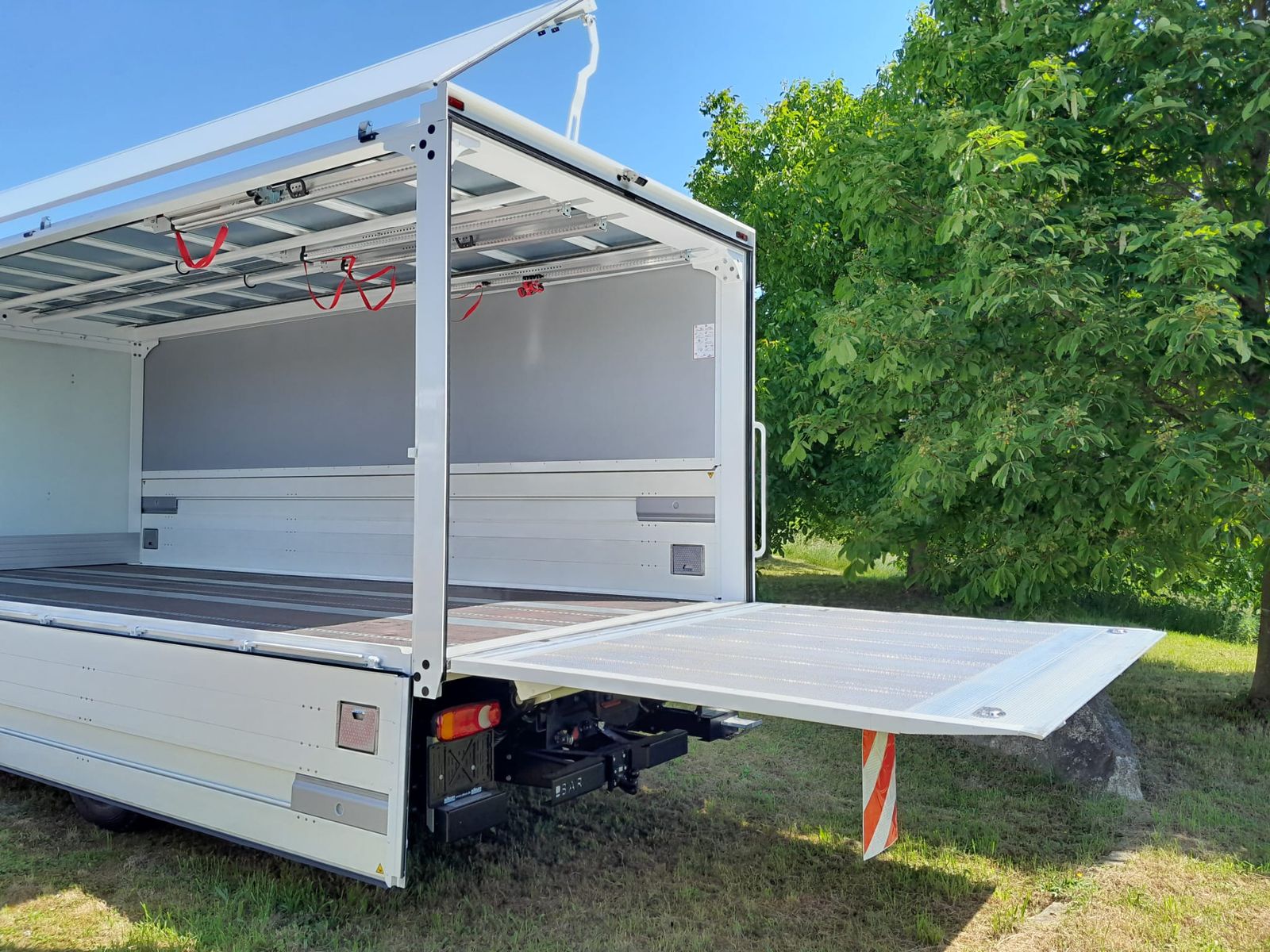 Fahrzeugabbildung DAF FA XB 290 16t Swing-Board-Aufbau
