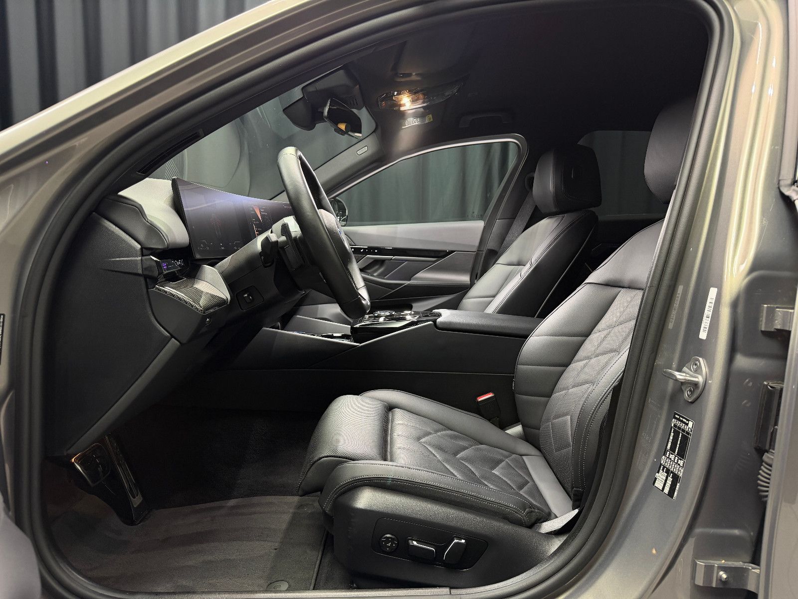 Fahrzeugabbildung BMW 520i M SPORT|H&K|360°|INDIVIDUAL|GESTIK|SHADOW