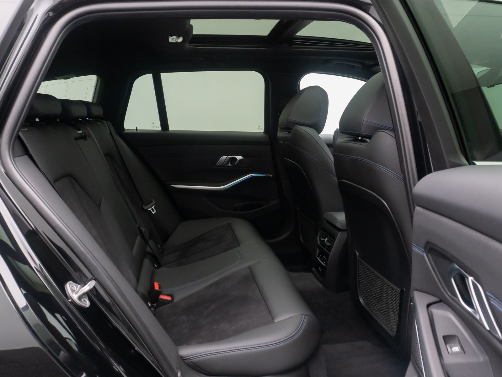 Fahrzeugabbildung BMW 330d xD M Sport DAB Kamera HUD Panorama HiFi 19"