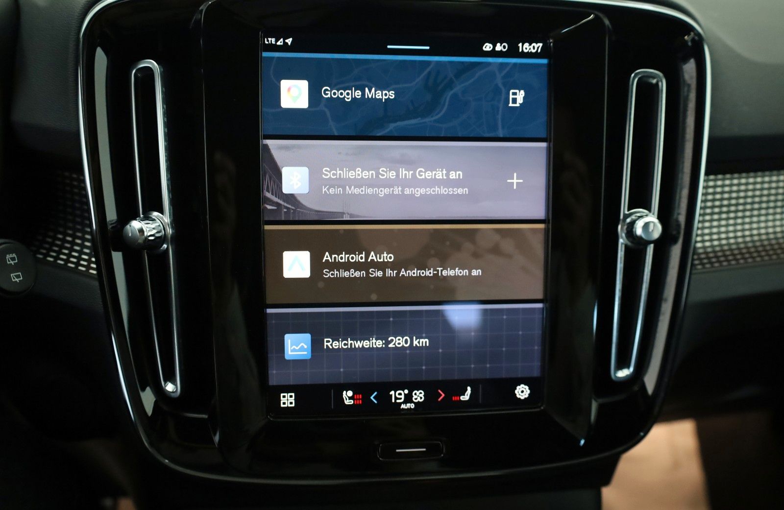 Fahrzeugabbildung Volvo XC40 Plus Recharge,T.Leder,Navi,LED,Kamera,SH