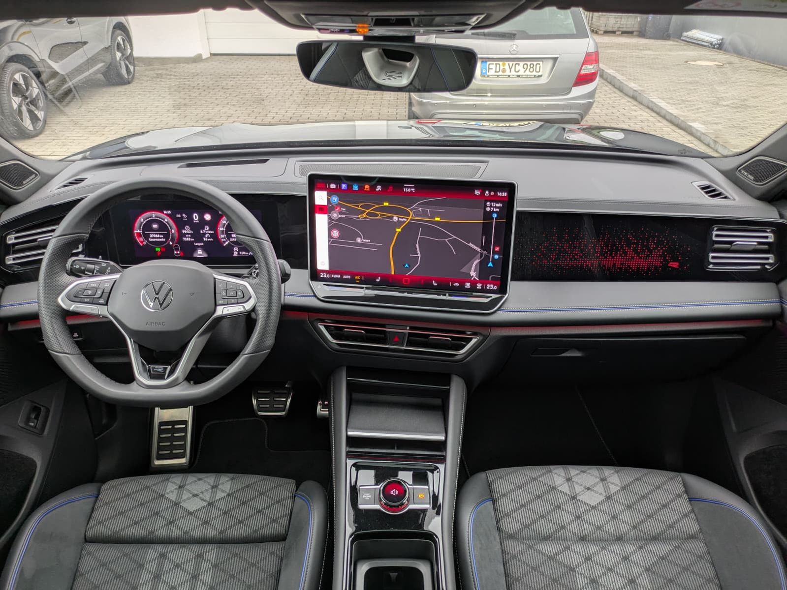 Fahrzeugabbildung Volkswagen Tiguan 2.0 TDI 4M R-Line PANO*H&K*AHK*MATRIX*20"