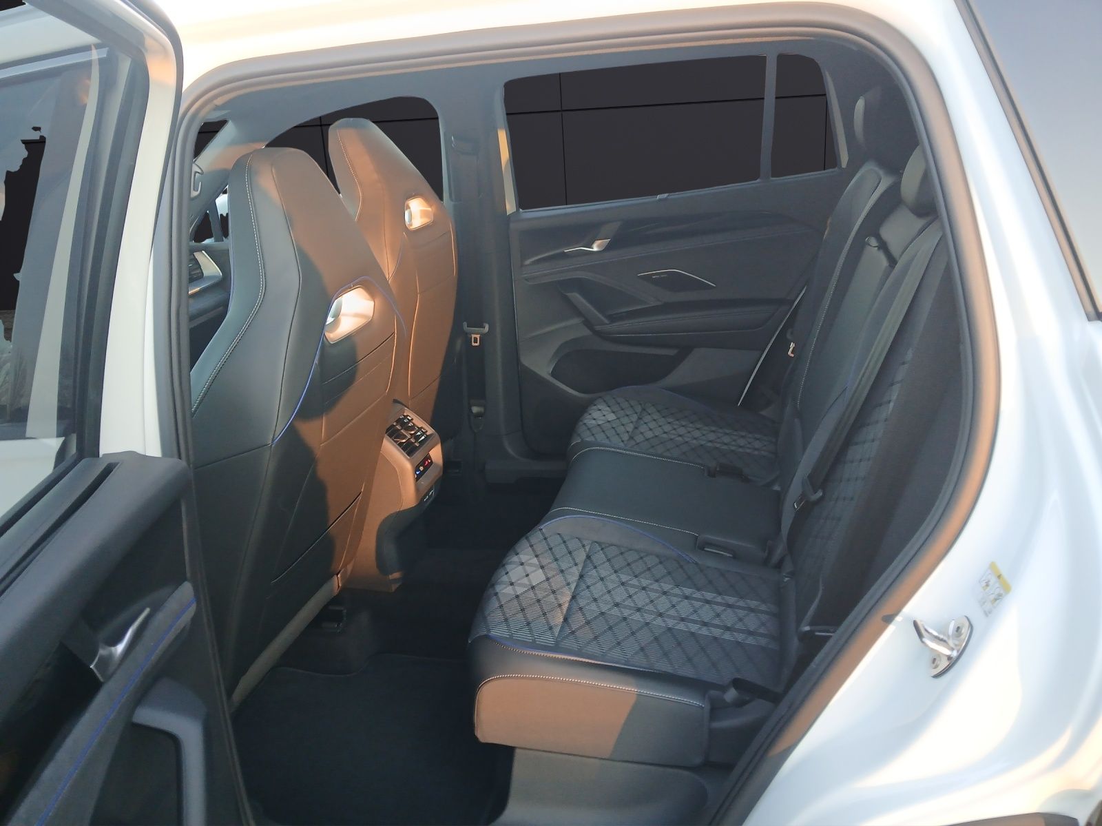 Fahrzeugabbildung Volkswagen Tayron R-Line TDI DSG 4M IQ.Light ACC STH AHK PA